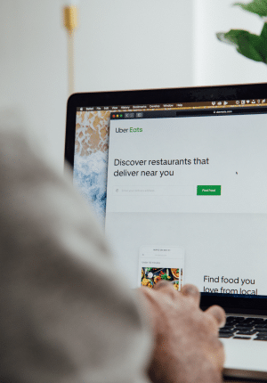 projektant tworzący stronę internetową